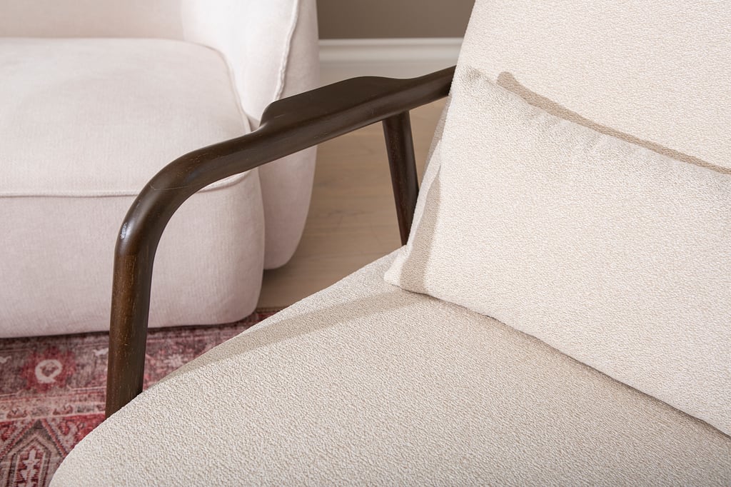 Dove nojatuoli, pähkinä kumipuu runko / beige kangas: Tyylikäs Dove-nojatuoli, jossa on kestävä kumipuu runko ja miellyttävä beige kangas. Täydellinen lisä olohuoneeseen tai lukunurkkaukseen.