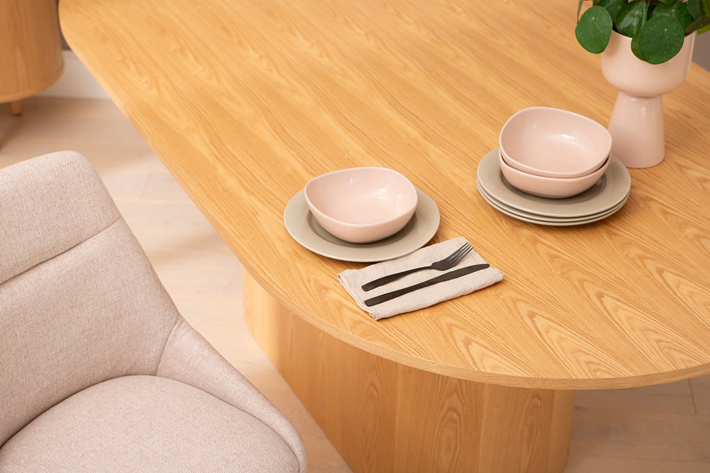 Rotondo ruokapöytä 200x110 saarni: Tyylikäs Dynamic ruokapöytä kuudelle, moderni muotoilu, kestävä materiaali. Sopii täydellisesti ruokailutilaan tai avokeittiöön.