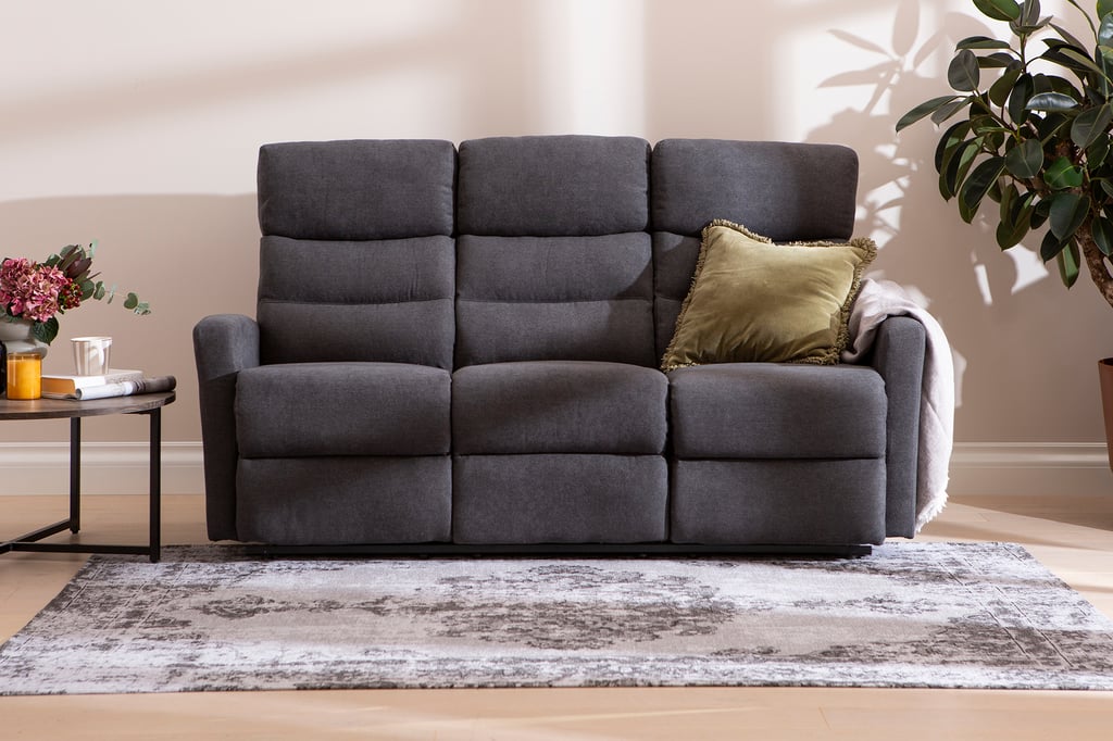 Ohio 3-ist. sohva mekanismilla tummanharmaa: Tummanharmaa 3-istuttava recliner-sohva, jossa mekanismi. Täydellinen olohuoneeseen mukavuutta ja tyyliä tuomaan. Ideal for relaxation.