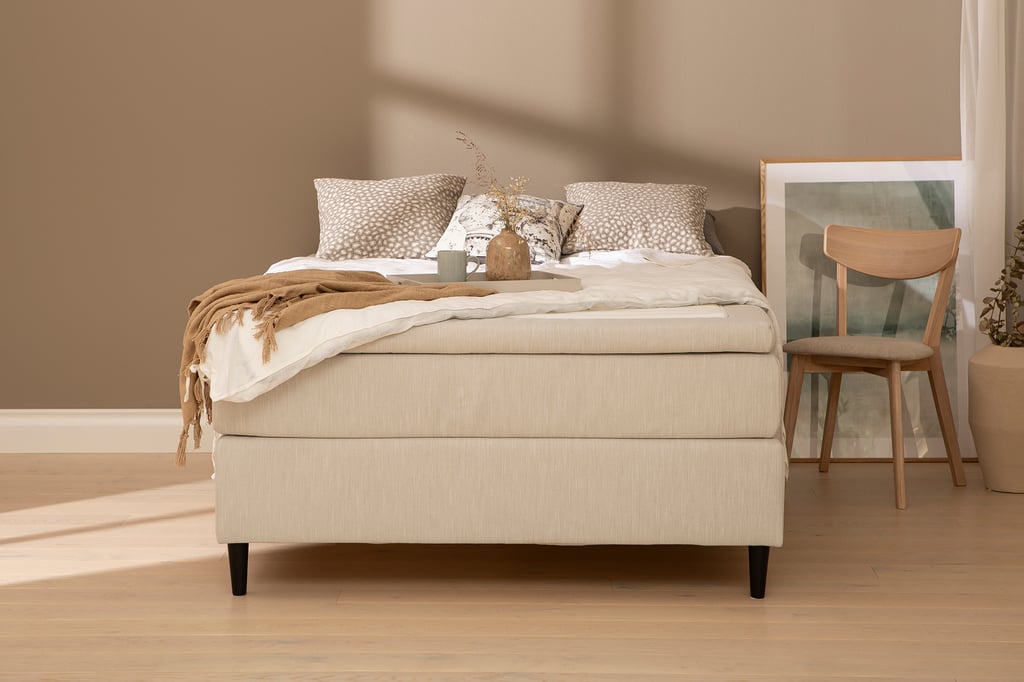 Salla jenkkisänky 140x200 harmaa: Salla 140 cm jenkkisänky tarjoaa mukavuutta ja tyylikkyyttä makuuhuoneeseen. Harmaa verhoilu ja moderni muotoilu tekevät siitä täydellisen valinnan.