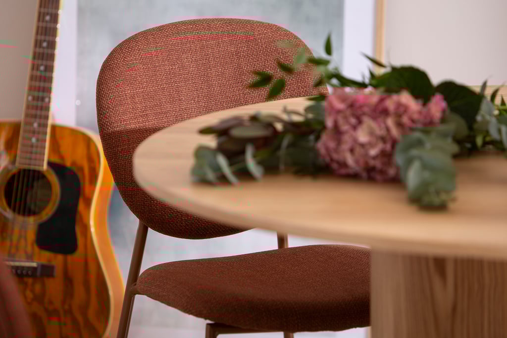 Rotondo & Saga ruokailuryhmä pyöreä 120 cm neljälle. Natural saarni pöytä / ruosteen värinen tuoli: Tyylikäs pyöreä ruokailuryhmä neljälle, jossa luonnonsaarni-pöytä ja rustiikkiset tuolit. Täydellinen ruokailutilaan moderniin kotiin.