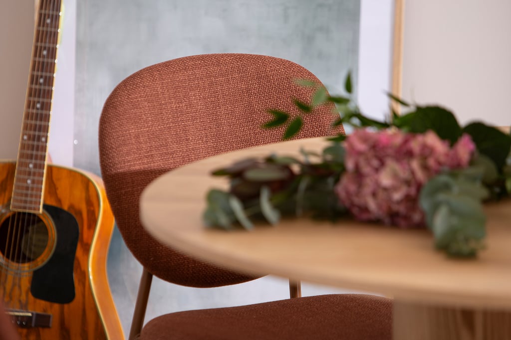 Rotondo & Saga ruokailuryhmä pyöreä 120 cm neljälle. Natural saarni pöytä / ruosteen värinen tuoli: Tyylikäs pyöreä ruokailuryhmä neljälle, jossa luonnollinen saarnipöytä ja rustiikkiset tuolit. Sopii täydellisesti moderniin ruokailutilaan tai keittiöön.