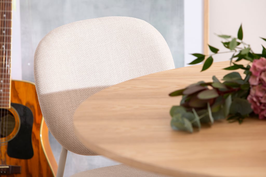 Rotondo & Saga ruokailuryhmä pyöreä 120 cm neljälle. Natural saarni pöytä / beige tuoli: Tyylikäs pyöreä ruokailuryhmä neljälle, jossa luonnollinen saarnipöytä ja beige tuoli. Täydellinen ruokailutilan keskipisteeksi!
