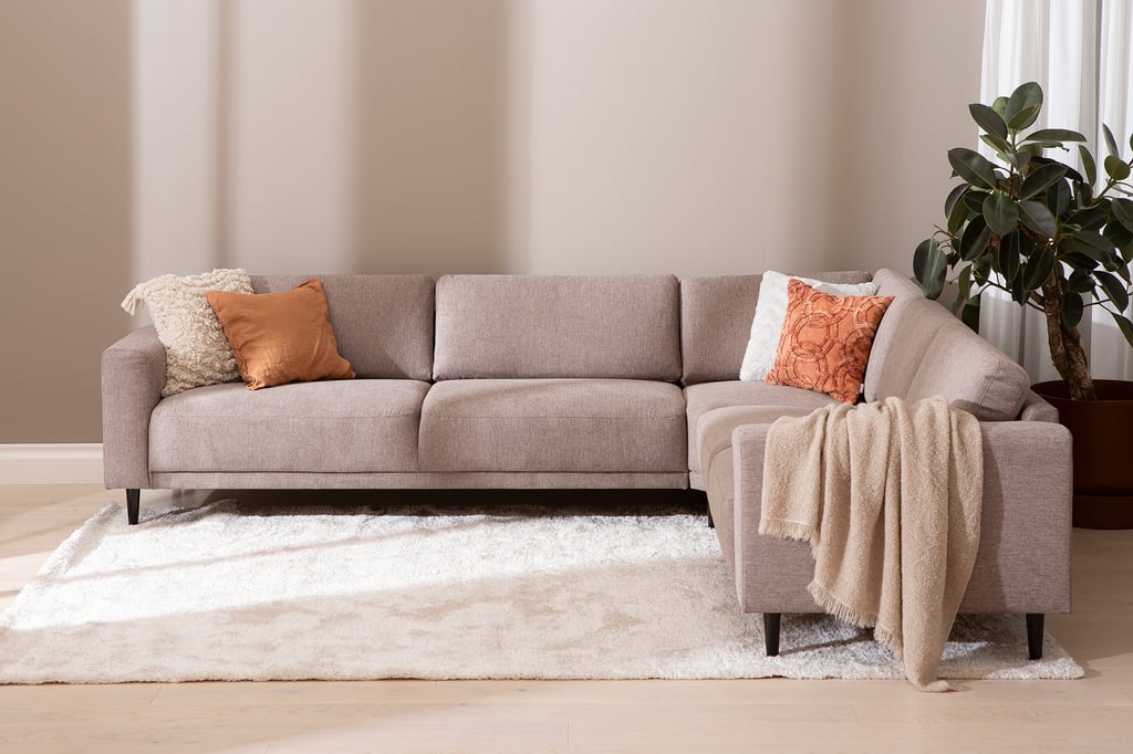 Portland Kulmasohva 2K3, beige: Moderni kulmasohva, muokattava ja dynaaminen, beige väri. Sopii täydellisesti olohuoneeseen, luoden tilan rauhalliseksi ja tyylikkääksi.