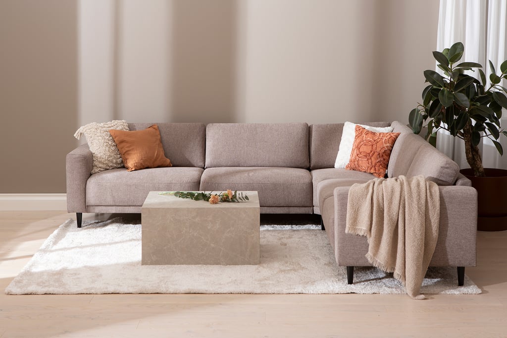 Portland Kulmasohva 2K3, beige: Tyylikäs Portland-kulmasohva, muokattava ja dynaaminen, täydellinen olohuoneeseen. Beige väri luo rauhallisen tunnelman. Ideal for modern interiors.
