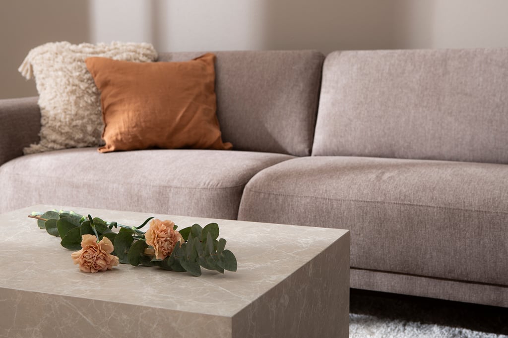 Portland Kulmasohva 2K3, beige: Moderni Portland-kulmasohva, muokattava ja tyylikäs, beige verhoilu. Erinomainen lisä olohuoneeseen, tilaa rentoutumiseen ja sosiaalisiin hetkiin.