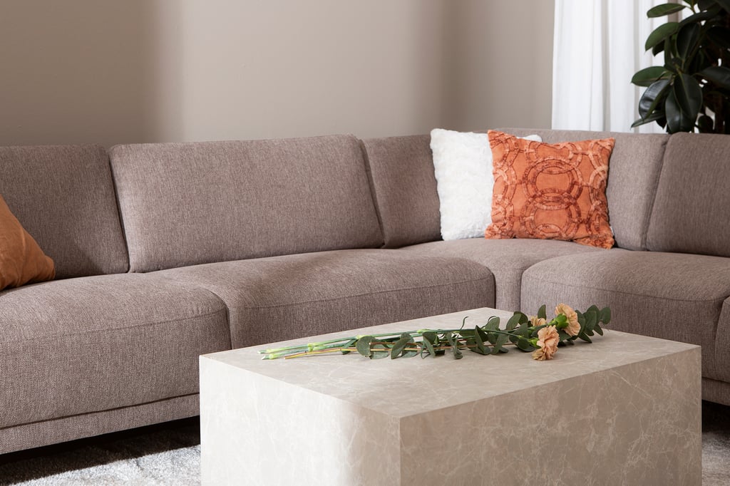 Portland Kulmasohva 2K3, beige: Moderni kulmasohva Portland, muokattava beige sisustukseen. Täydellinen olohuoneeseen, tarjoaa mukavuutta ja tyyliä.