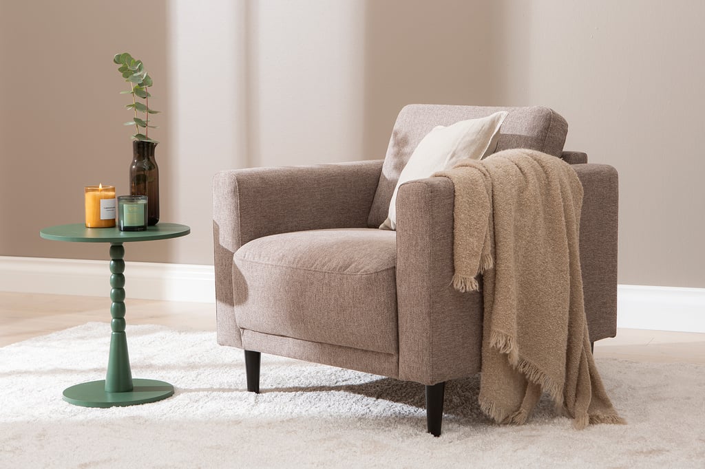 Portland Nojatuoli, beige: Tyylikäs Portland-nojatuoli beige väri, moderni muotoilu, täydellinen olohuoneeseen rentoutumiseen ja sisustukseen. Mukava istuin, joka tuo lämpöä.