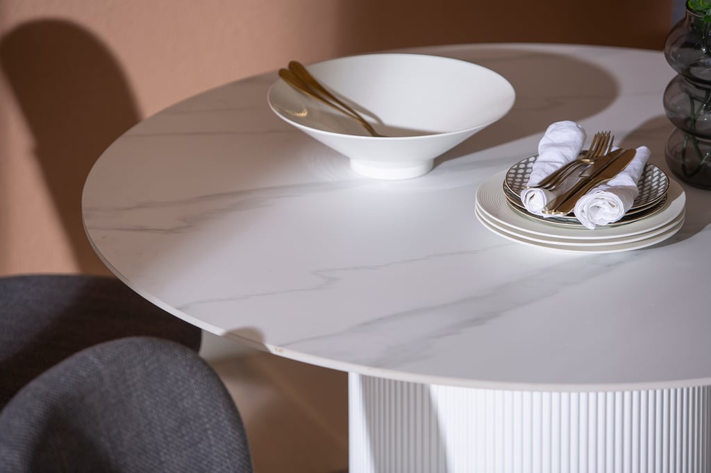 Kalida & Saga ruokailuryhmä 120cm neljälle: Tyylikäs pyöreä ruokapöytä, halkaisija 120 cm, valkoinen marmori. Sopii täydellisesti ruokailutilaan neljälle hengelle. Kombinoi Saga-tuolien kanssa.