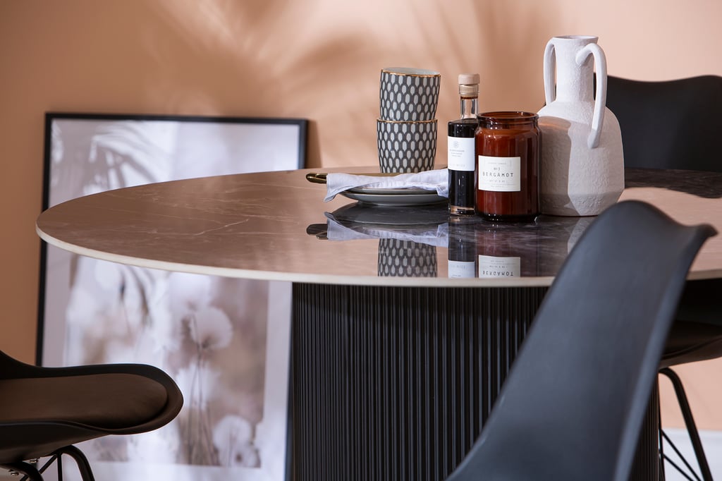 Kalida & Concept Black ruokailuryhmä 120cm neljälle: Tyylikäs pyöreä ruokapöytä mustasta marmorista, halkaisija 120 cm, täydellinen neljälle. Sopii moderniin ruokailutilaan ja tuo eleganssia.