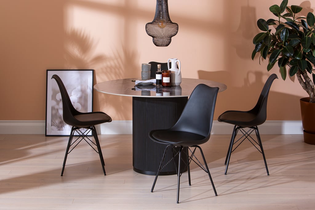 Kalida & Concept Black ruokailuryhmä 120cm neljälle: Tyylikäs pyöreä ruokapöytä mustasta marmorista, Ø120 cm, täydellinen ruokailutilan keskipisteeksi. Sopii neljälle hengelle.