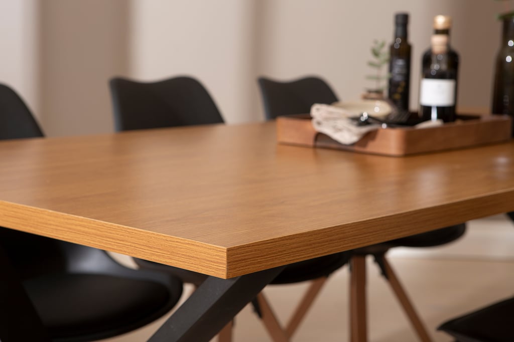 Cenni & Concept Oak ruokailuryhmä 190x90 kuudelle: Tyylikäs ruokapöytä kuudelle, tammi-melamiini, mustat jalat. Ihanteellinen ruokailutilaan, moderni design ja kestävä materiaali.