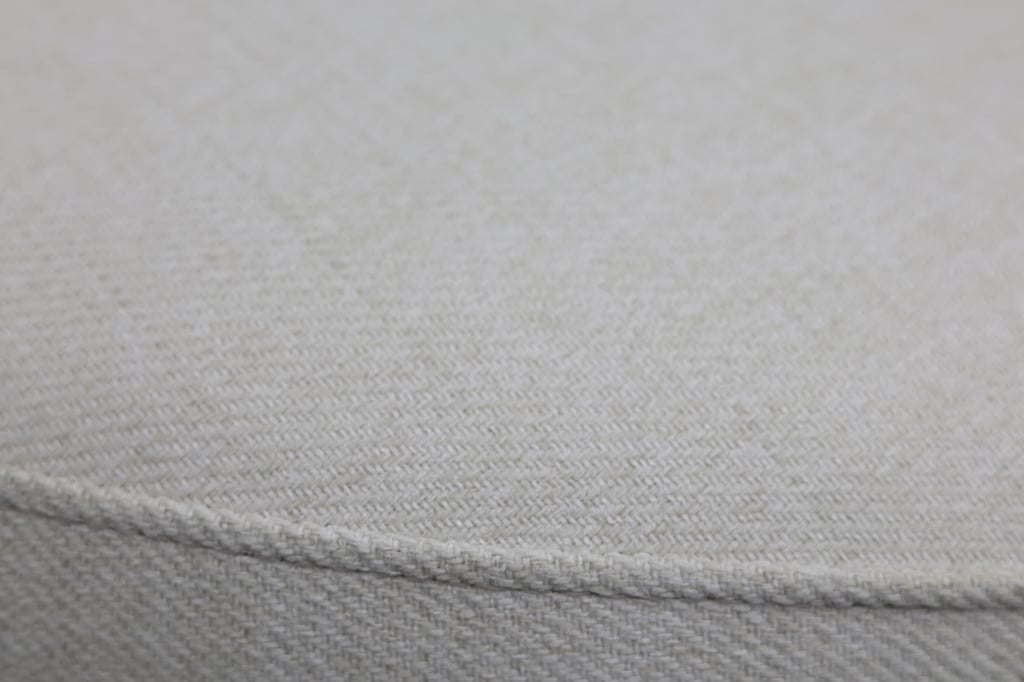Kelzo divaani beige: Tyylikäs beige divaanisohva, joka tuo mukavuutta olohuoneeseen. Erinomainen valinta rentoutumiseen ja tilan koristeeksi.