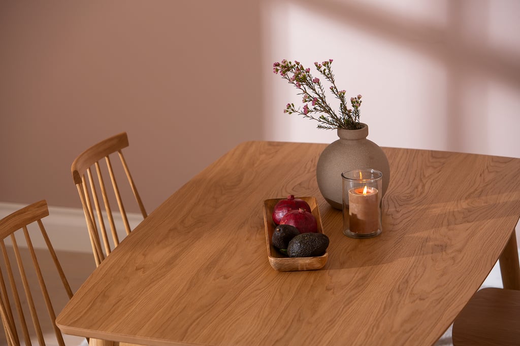 Reino ruokailuryhmä 140x90 neljälle, lakattu tammi: Tyylikäs ruokailuryhmä neljälle, lakattu tammi, 140x90 cm. Sopii moderniin ruokailutilaan. Erinomainen valinta kodin sydämeen!