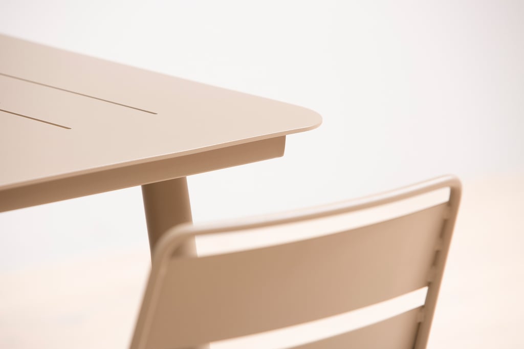 Lina ruokailuryhmä 200x90 kuudelle: Tyylikäs ruokailuryhmä ulkokäyttöön, vaalea taupe. Kestävä pöytä (200x90 cm) ja 6 tuolia, täydellinen terassille tai puutarhaan.