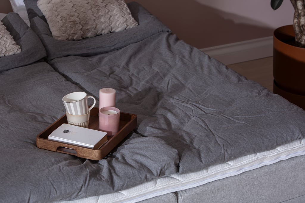Moon Basic moottorisänky 160x200, Primo 84 vaaleanharmaa, petauspatjalla ja kännykkätaskuilla: Moottorisänky 160 cm, säädettävä mukavuus. Täydellinen makuuhuoneeseen, ergonominen tuki ja moderni design. Patja sisältyy.