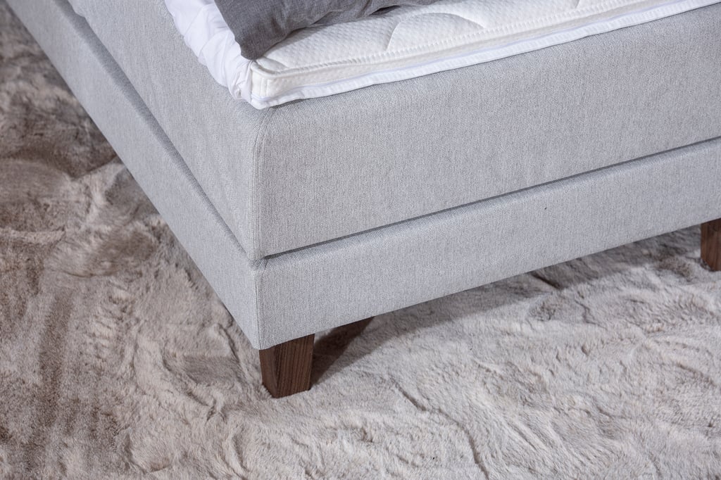 Moon Basic moottorisänky 160x200, Primo 84 vaaleanharmaa, petauspatjalla ja kännykkätaskuilla: Moottorisänky 160x200 cm, säädettävä pää- ja jalkopää, mukana mukautuva patja. Täydellinen makuuhuoneeseen, parantaa nukkumismukavuutta.