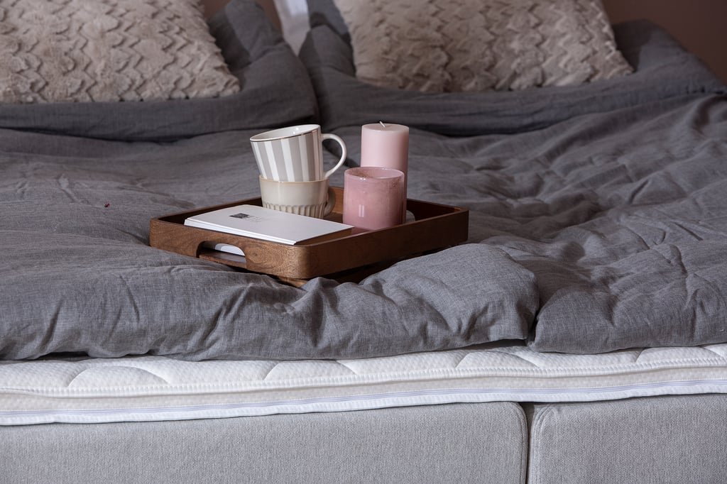 Moon Basic moottorisänky 160x200, Primo 84 vaaleanharmaa, petauspatjalla ja kännykkätaskuilla: Moottorisänky 160x200 cm, ergonominen ja säädettävä, täydellinen makuuhuoneeseen. Mukautuva petauspatja ja kantokassit lisämukavuuteen.