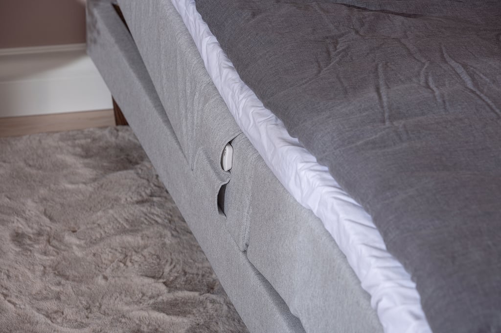 Moon Basic moottorisänky 160x200, Primo 84 vaaleanharmaa, petauspatjalla ja kännykkätaskuilla: Moottorisänky 160 cm leveä, säädettävä mukavuus ja ergonomia. Sopii moderniin makuuhuoneeseen, mukana petauspatja ja kannykätaskut.