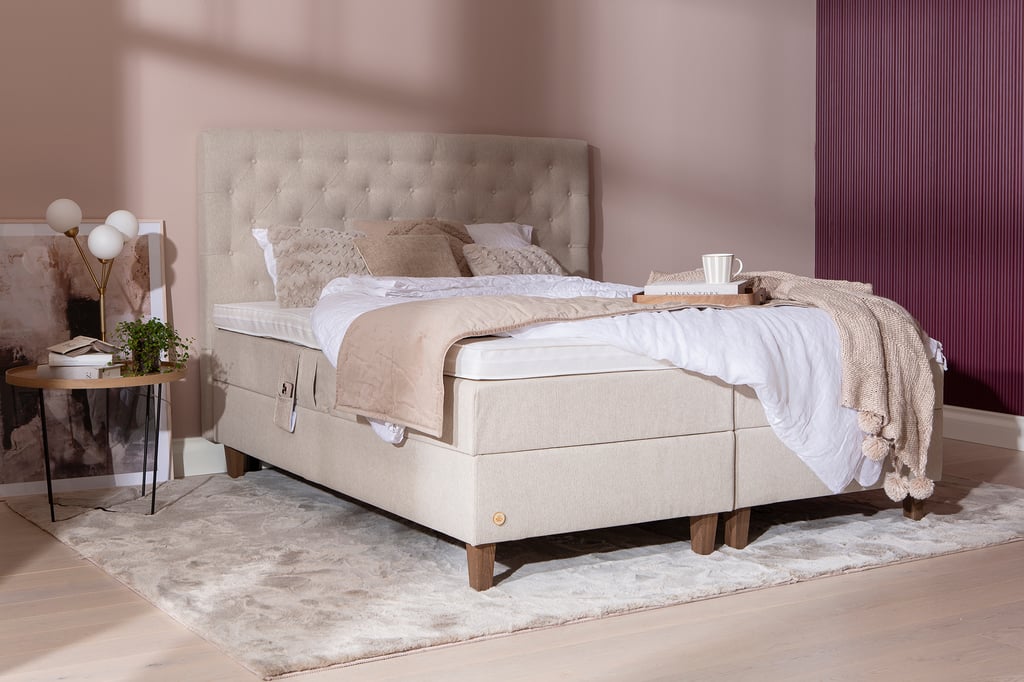 Moon Lux moottorijenkkisänky 160x200 beige, petauspatjalla, päädyllä ja kännykkätaskuilla: Moottorisänky 160 cm, jossa mukautuva patja ja käänteiset taskujouset. Tyylikäs beige väri, täydellinen makuuhuoneeseen. Ergonominen ja dynaaminen nukkumiskokemus.