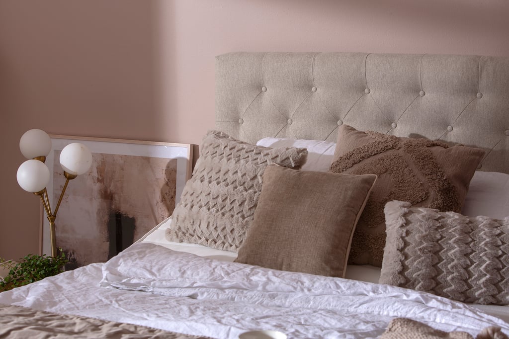 Moon Lux moottorijenkkisänky 160x200 beige, petauspatjalla, päädyllä ja kännykkätaskuilla: Moottorisänky 160x200 cm, Beige. Ergonominen muotoilu, säädettävät pää- ja jalkapääosat, mukautuva patja. Täydellinen makuuhuoneeseen, parantaa unenlaatua.