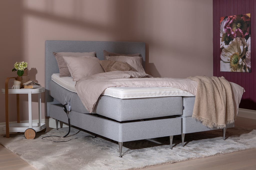 Sense Premium moottorijenkkisänky 160x200 vaaleanharmaa, petauspatjalla ja päädyllä: Premium moottorisänky 160x200 cm, vaaleanharmaa. Tarjoaa säädettävän mukavuuden ja tyylikkään ilmeen makuuhuoneeseen. Ideal for optimal sleep!