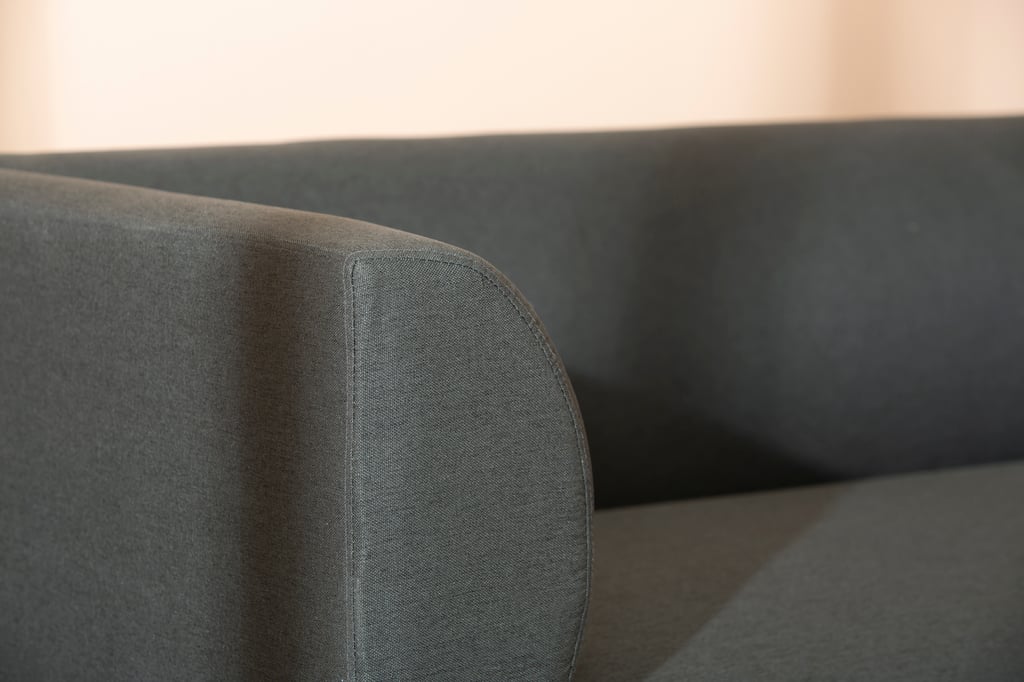 Biel 3-istuttava sohva vihreä: Tyylikäs 3-istuttava sohva, vihreä verhoilu, moderni muotoilu. Täydellinen olohuoneeseen, tuo mukavuutta ja eleganssia.