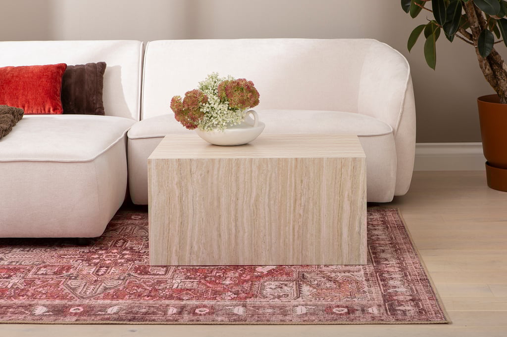 Reef sohvapöytä 80x60 beige: Tyylikäs beige travertinosohvapöytä, joka tuo modernia ilmettä olohuoneeseen. Erinomainen säilytysratkaisu, täydellinen yhdistelmä käytännöllisyyttä ja estetiikkaa.