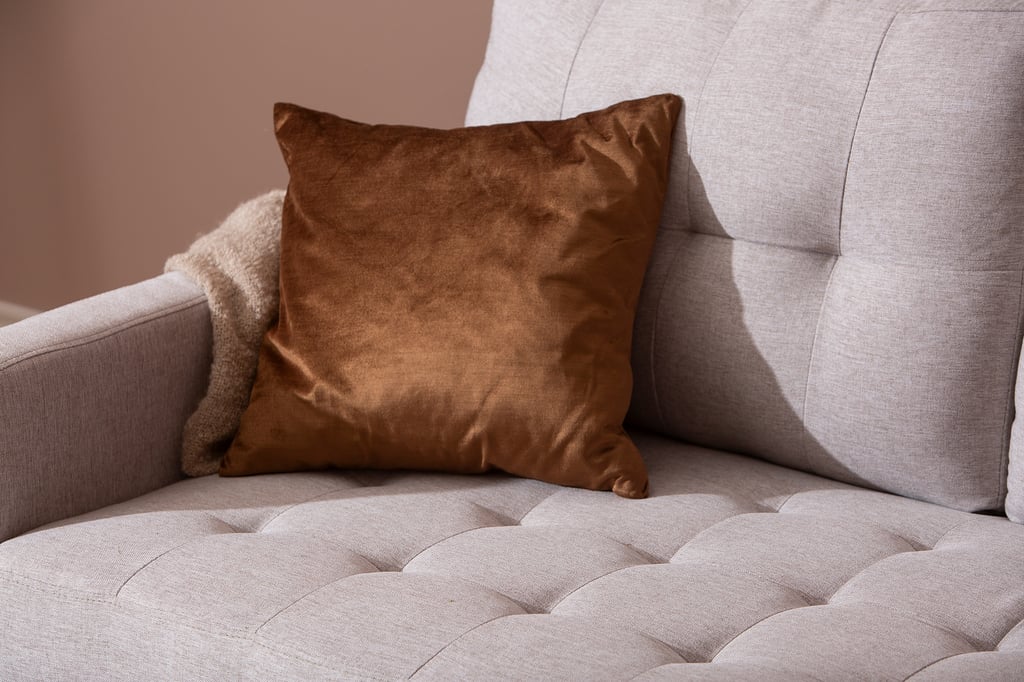 Stella divaanisohva (kätisyys vaihdettavissa) beige: Tyylikäs divaanisohva, beige verhoilu, moderni muotoilu. Sopii täydellisesti olohuoneeseen, rentoutumiseen ja seurusteluun.