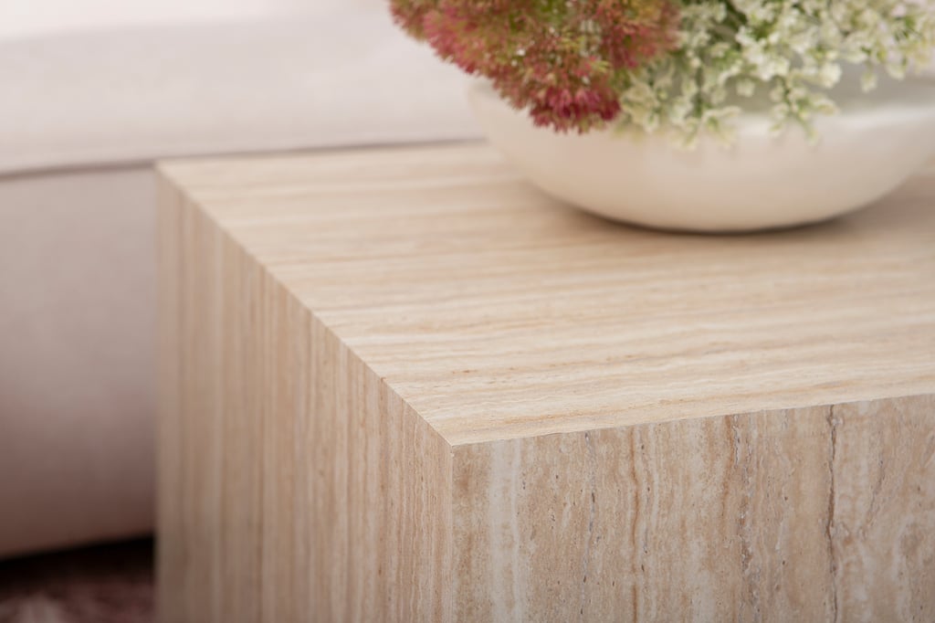 Reef sohvapöytä 80x60 beige: Tyylikäs beige travertinosohvapöytä, joka tuo modernia ilmettä olohuoneeseen. Erinomainen säilytysratkaisu, täydellinen yhdistelmä käytännöllisyyttä ja estetiikkaa.