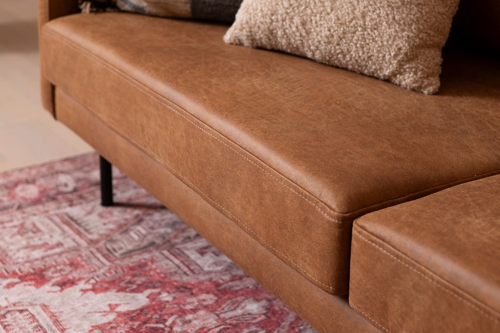 Copenhagen Scandic 3-istuttava sohva, Essenza 04 konjakki (sis. mustat metallijalat)