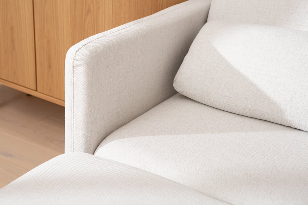 Lotti u-muotosohva, beige: Tyylikäs beige U-muotoinen kangassohva, täydellinen olohuoneeseen. Mukautuva muotoilu ja pehmeä verhoilu tarjoavat mukavuutta ja eleganssia.