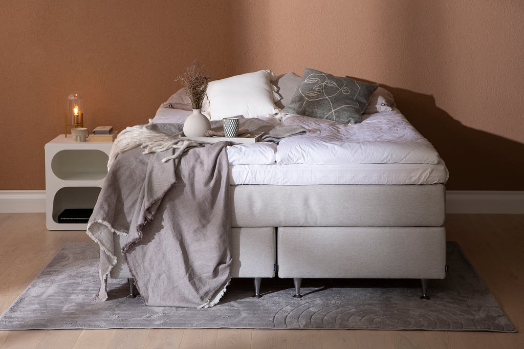 Sense jenkkisänky 160x200 cm, memory, vaaleanharmaa (sis. Memory-petauspatja): Tyylikäs 160 cm leveä jenkkisänky, jossa pocket-jousitus takaa erinomaisen mukavuuden. Sopii täydellisesti moderniin makuuhuoneeseen.