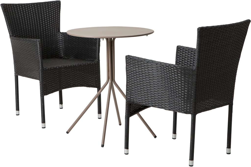 Trento & Bolton ruokailuryhmä pyöreä 60cm kahdelle khaki/musta: Tyylikäs pyöreä parvekepöytä (60 cm) khakin värisenä, täydellinen ulkoilmaterasseille. Mukana kaksi mustaa Bolton-tuolia, luoden kauniin ruokailuryhmän parvekkeelle tai terassille.