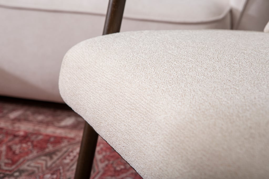Dove nojatuoli, pähkinä kumipuu runko / beige kangas: Tyylikäs Dove-nojatuoli, jossa on kestävä kumipuu runko ja miellyttävä beige kangas. Täydellinen lisä olohuoneeseen tai lukunurkkaukseen.
