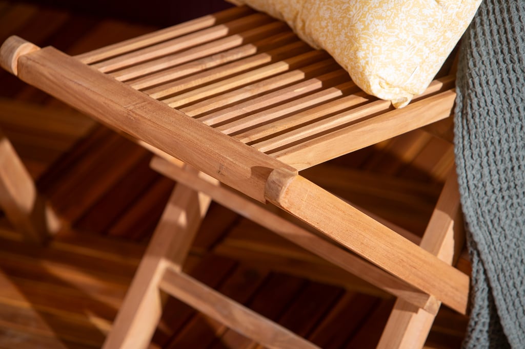 Malibu parvekeryhmä (1+2): Tyylikäs 70 cm pyöreä taitettavan teak-pöydän ja kahden Malibu-taittotuolin setti, täydellinen parvekkeelle tai terassille. Kestävä ja käytännöllinen ulkokalustus.