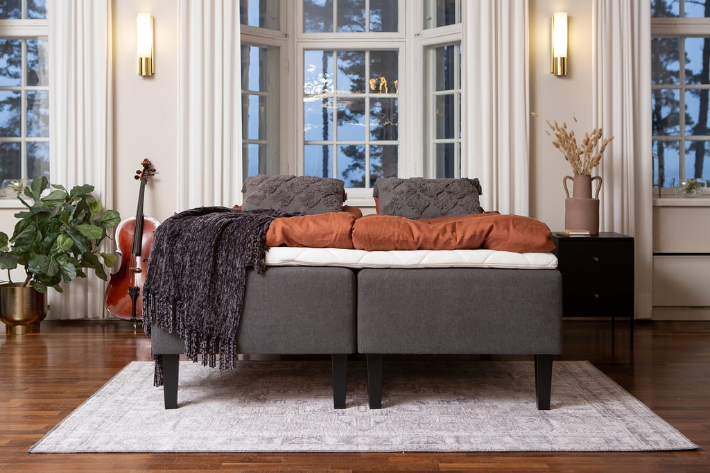 Moon Gold runkopatjasetti 180x200 pocket, antrasiitti: Tyylikäs 180 cm leveä Moon Gold runkopatja tarjoaa mukavuutta ja tukea makuuhuoneeseesi. Pocket-jousitus takaa erinomaisen nukkumiskokemuksen.