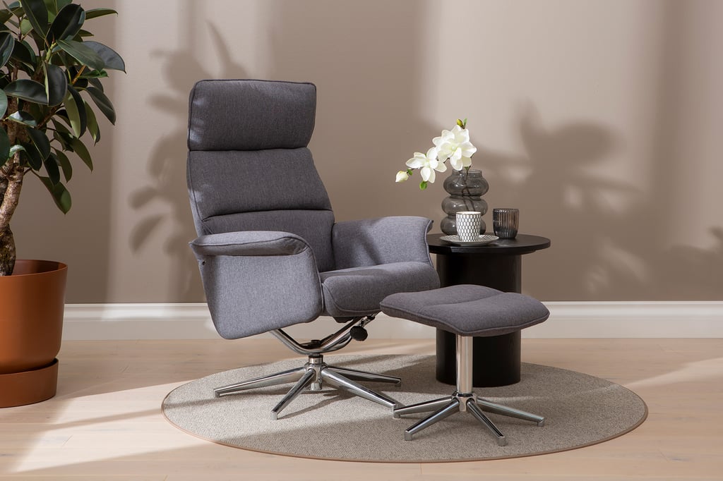 Acton tv-tuoli + rahi: Tyylikäs harmaa nojatuoli, kromijalat, moderni design. Sopii täydellisesti olohuoneeseen tai tv-katseluun. Mukava istua ja katsoa elokuvia.
