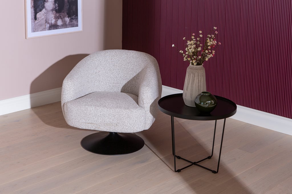 Bay nojatuoli, vaalea beige: Tyylikäs vaaleanbeige nojatuoli, täydellinen olohuoneeseen. Mukava istuin, joka tuo lämpöä ja eleganssia sisustukseen.