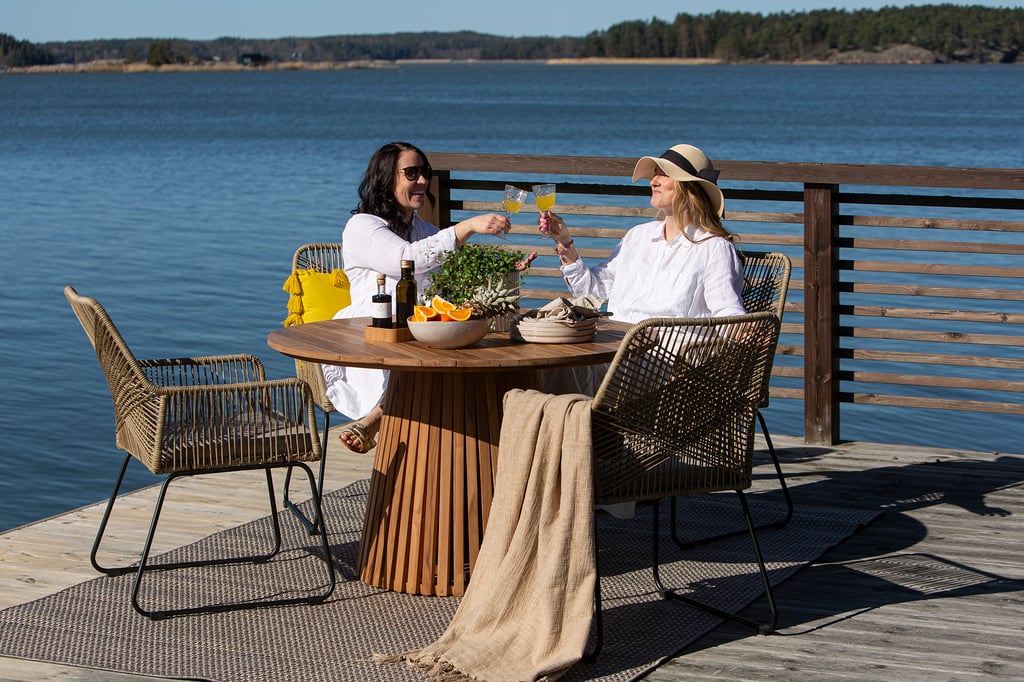 Deco & Maren ruokailuryhmä pyöreä 120cm neljälle: Tyylikäs pyöreä ruokailupöytä 120 cm tiikkiä, mukana 4 modernia tuolia. Erinomainen valinta ulkoilmaelämään terassille tai puutarhaan.