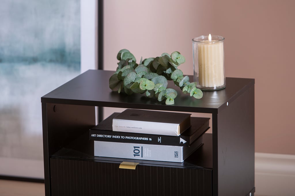 Caisa yöpöytä musta