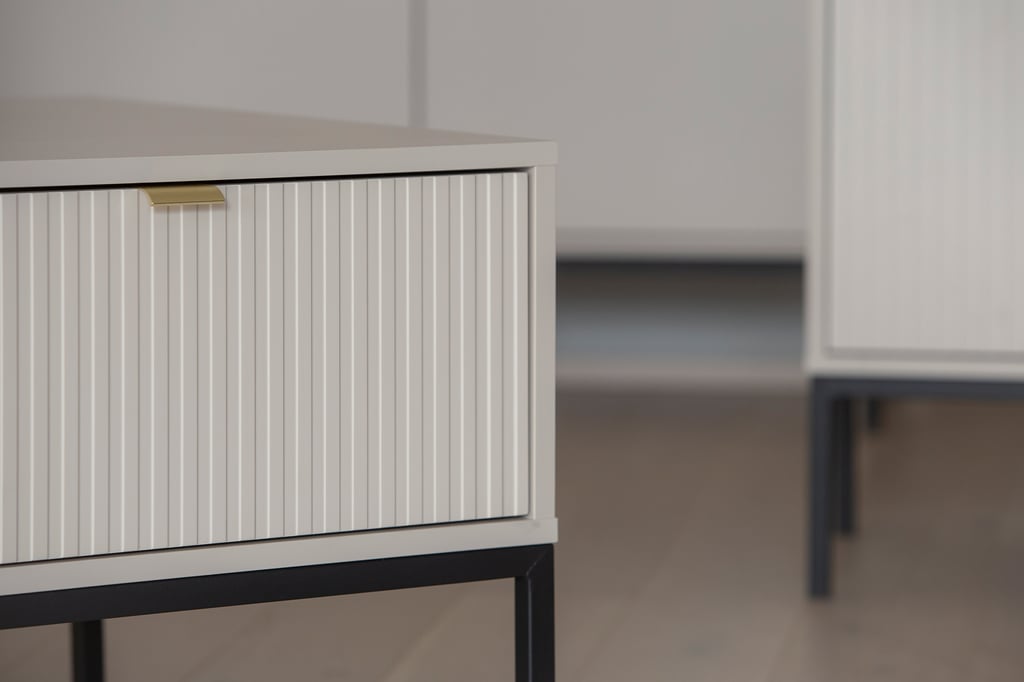 Caisa sohvapöytä beige: Tyylikäs greige-sohvapöytä, joka yhdistää säilytyksen ja muotoilun. Sopii täydellisesti moderniin olohuoneeseen.