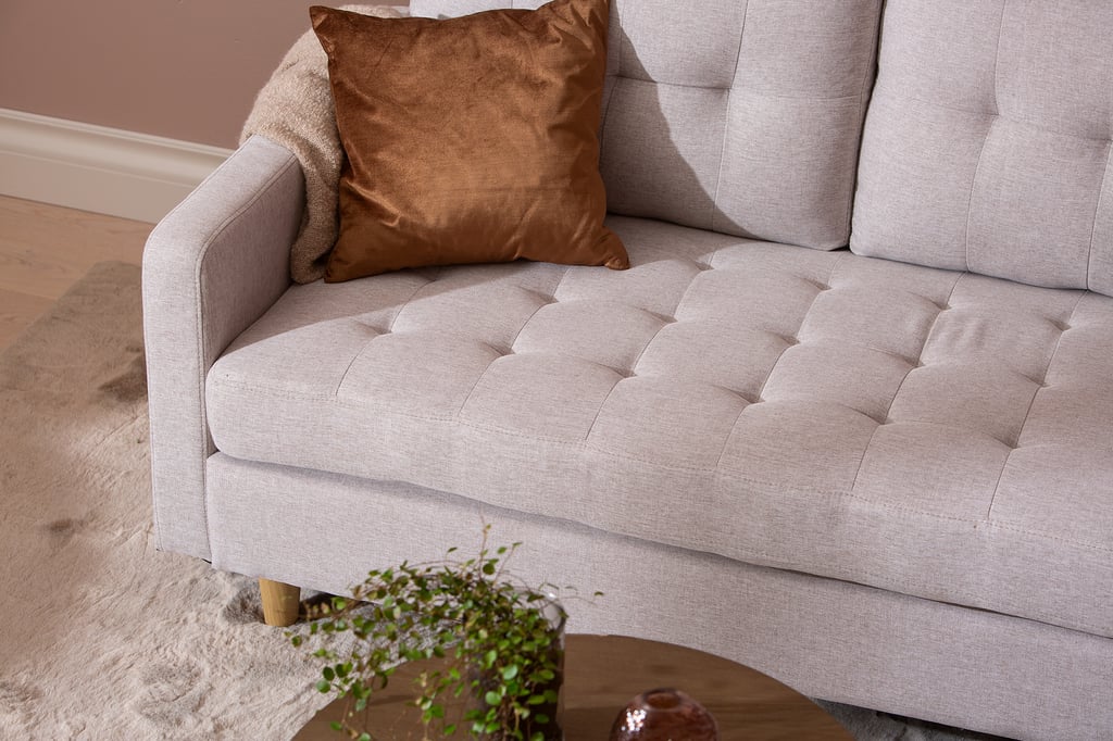 Stella divaanisohva (kätisyys vaihdettavissa) beige: Tyylikäs divaanisohva, beige väri, täydellinen olohuoneeseen. Mukava ja tilava, tarjoaa modernia eleganssia ja rentoutumismahdollisuuksia.