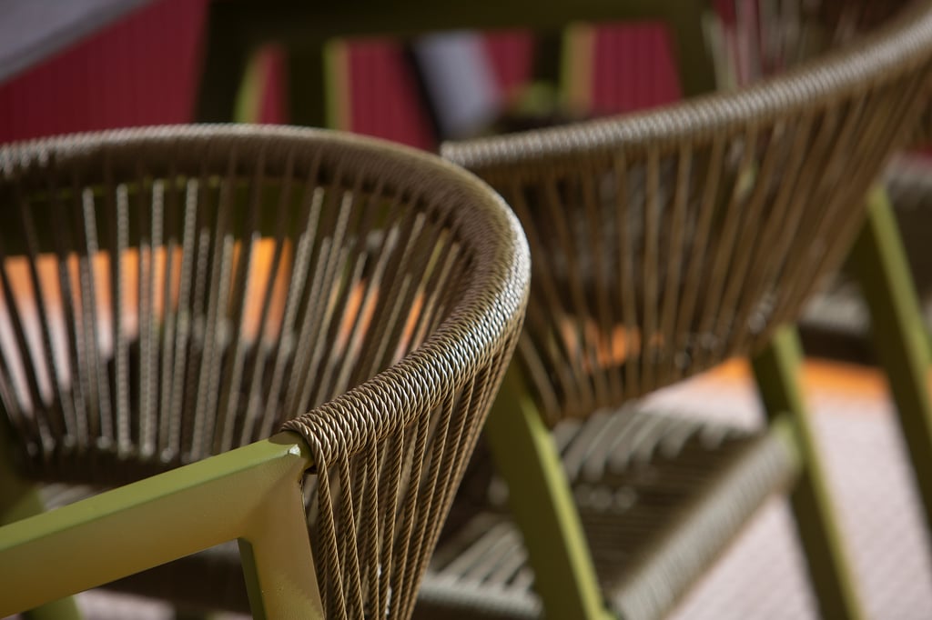 Elegance ruokapöydän tuoli vihreä alumiini (pinottava): Eleganssia huokuva pinottava ruokatuoli ulkokäyttöön, alumiinia ja vihreä sävy. Täydellinen parvekkeelle tai terassille.