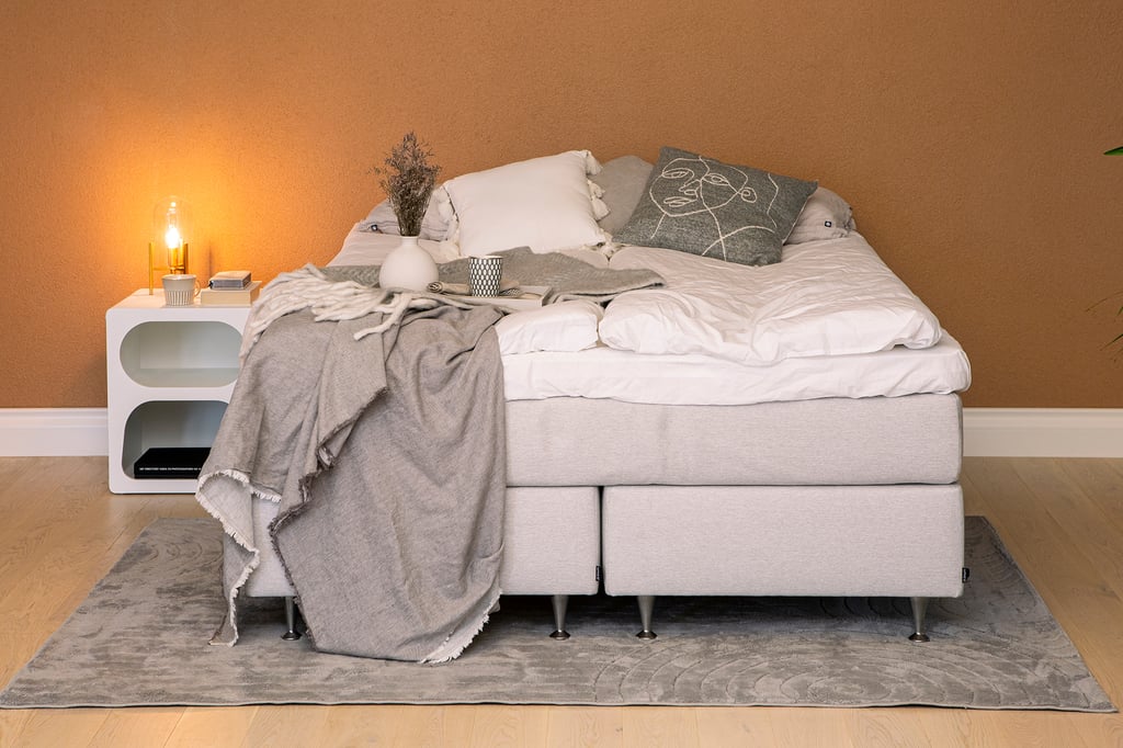 Sense jenkkisänky 160x200 cm, memory, vaaleanharmaa (sis. Memory-petauspatja): 160 cm leveä dynaaminen jenkkisänky, jossa pocket-jousitus. Tyylikäs harmaa verhoilu, täydellinen makuuhuoneeseen. Erinomainen tuki ja mukavuus.
