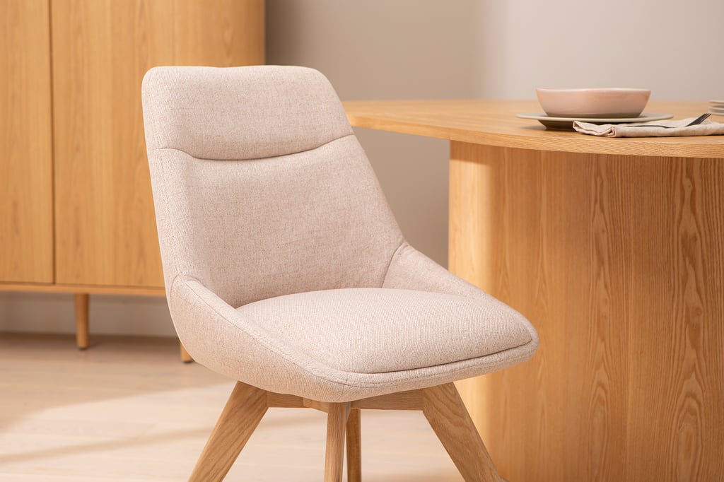 North Collection Everly ruokapöydän tuoli, hiekka (Spider-jalka natural tammi): Tyylikäs ruokatuoli, jossa metallirunko ja elegantti verhoilu. Sopii täydellisesti moderniin ruokailutilaan. Kestävä ja mukava istua.