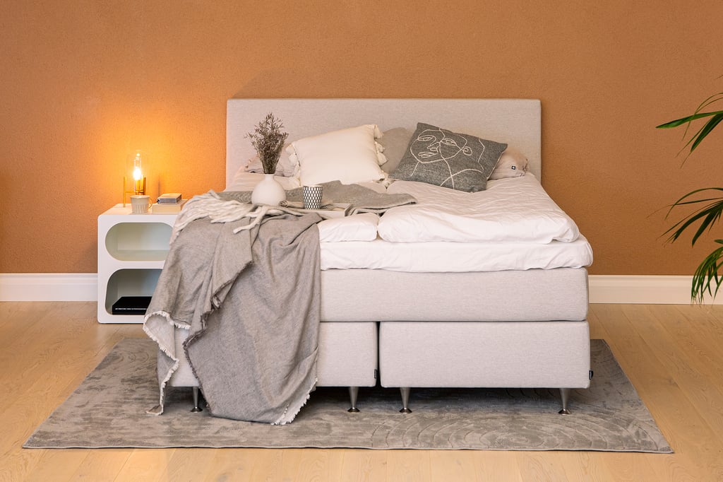 Sense jenkkisänky 160x200 cm, pocket, vaaleanharmaa (sis. Sense-petauspatja): 160 cm leveä SENSE jenkkisänky, jossa mukautuva pocket-jousitus. Tyylikäs harmaa verhoilu ja metallijalat. Täydellinen makuuhuoneeseen.