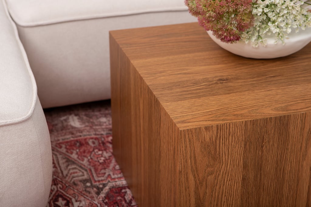 Reef sohvapöytä 80x60 american walnut: Tyylikäs Reef-sohvapöytä, jossa amerikkalainen pähkinäviilu. Sopii täydellisesti olohuoneen säilytysalustaksi ja sisustuselementiksi.