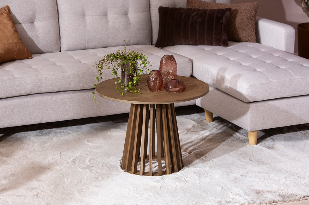 Lyon sohvapöytä pyöreä 60 cm luonnollinen tammi: Tyylikäs, pyöreä sohvapöytä ruskeasta tammesta, täydellinen olohuoneen säilytyskalusteeksi. Sopii niin moderniin kuin klassiseen sisustukseen.