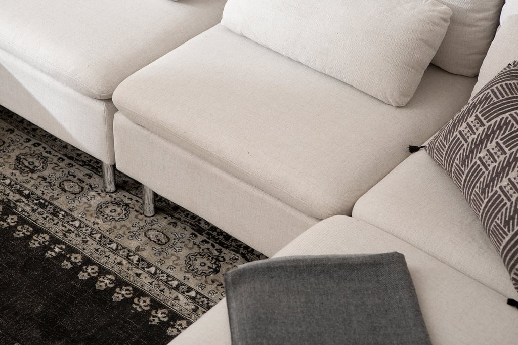 Lotti u-muotosohva, beige: Tyylikäs beige U-muotoinen kangassohva, täydellinen olohuoneeseen. Mukautuva muotoilu ja pehmeä verhoilu tarjoavat mukavuutta ja eleganssia.